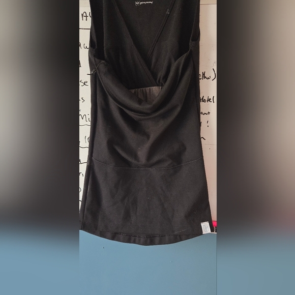 Baby Carrying Shirt Size Medium Mother Mom Women's Black Sleeveless Top - Picture 2 of 3
